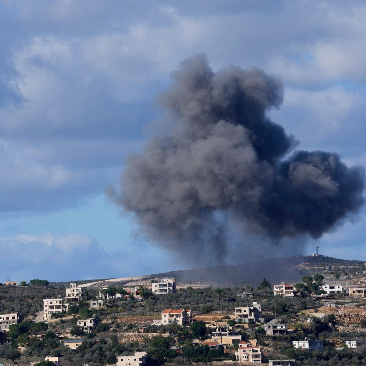 Seit Beginn des Gaza-Kriegs kommt es an der Grenze zwischen Israel und dem Libanon immer wieder zu Konfrontationen zwischen der israelischen Armee und der Hisbollah. - Foto: Hussein Malla/AP