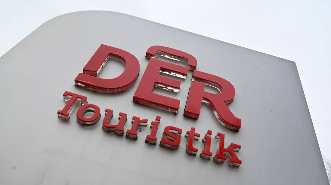 Der Reisekonzern DER Touristik erwartet ein starkes Jahr 2023/24. - Bild: Arne Dedert/dpa