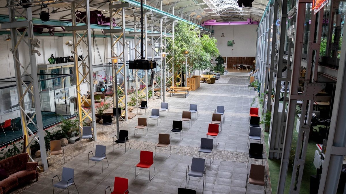 Desk-Sharing / Wo bitte, ist heute mein Arbeitsplatz? / Hybrides Arbeiten im Home-Office erfordert neue Organisation von Schreibtischen in Unternehmen - Foto: presseportal.de