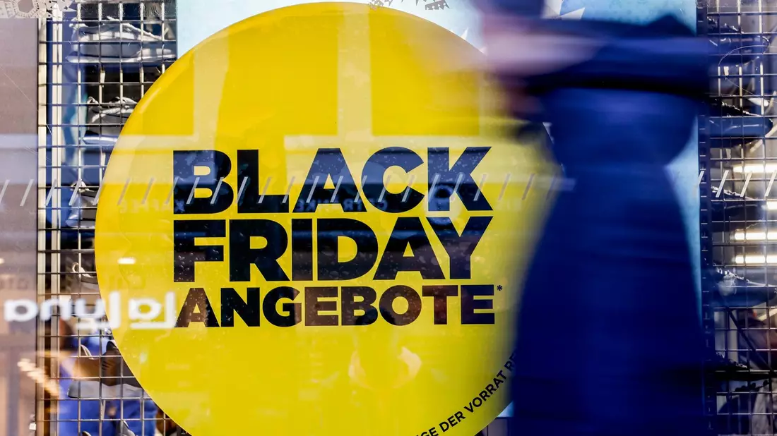 Rabatt-Tage wie der Black Friday (24. November) und der Cyber Monday (27. November) sind umstritten. - Bild: Axel Heimken/dpa