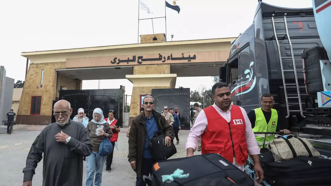 Menschen mit ausländischen Pässen reisen am 19. November aus dem Gazastreifen über den Grenzübergang Rafah nach Ägypten ein. Heute sollen auch rund 220 Deutsche den Grenzübergang passieren. - Bild: Gehad Hamdy/dpa
