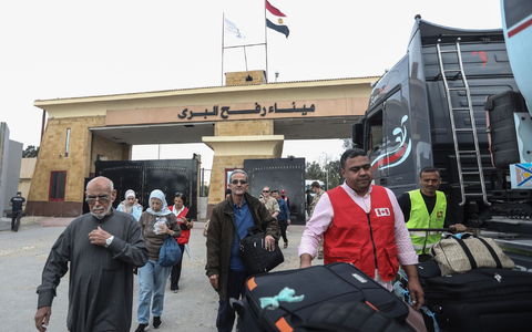 Menschen mit ausländischen Pässen reisen am 19. November aus dem Gazastreifen über den Grenzübergang Rafah nach Ägypten ein. Heute sollen auch rund 220 Deutsche den Grenzübergang passieren. - Foto: Gehad Hamdy/dpa