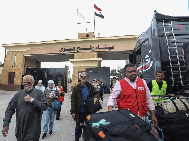 Menschen mit ausländischen Pässen reisen am 19. November aus dem Gazastreifen über den Grenzübergang Rafah nach Ägypten ein. Heute sollen auch rund 220 Deutsche den Grenzübergang passieren. - Foto: Gehad Hamdy/dpa