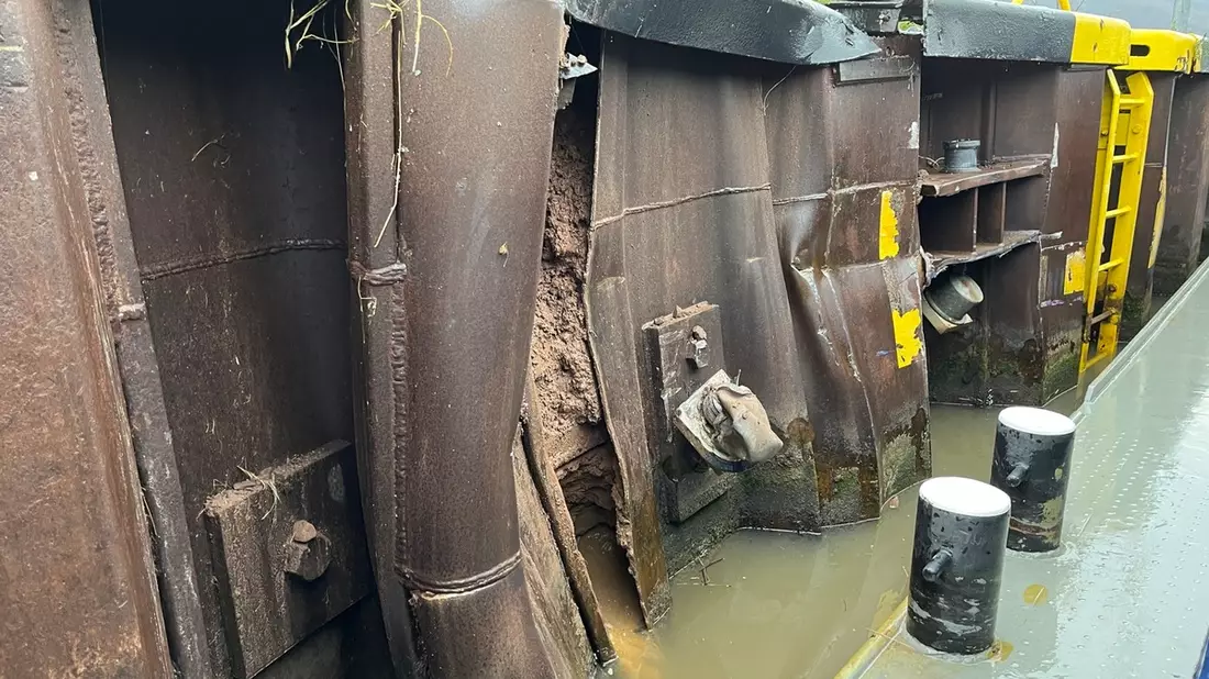 PP-ELT: Schiffsunfall auf der Mosel: Frachtschiff rammt Spundwand in der Schleuse Fankel - Bild: presseportal.de