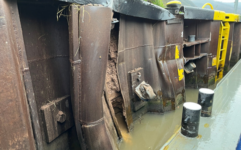 PP-ELT: Schiffsunfall auf der Mosel: Frachtschiff rammt Spundwand in der Schleuse Fankel - Foto: presseportal.de