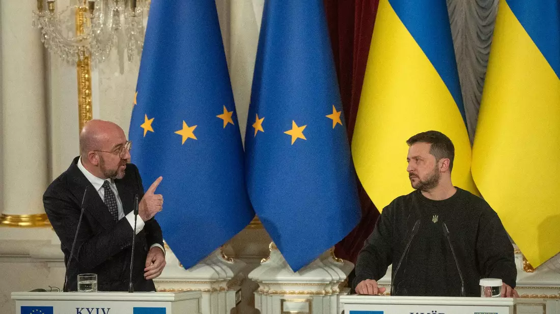 EU-Ratspräsident Charles Michel und der ukrainische Präsident Wolodymyr Selenskyj in Kiew. - Bild: Efrem Lukatsky/AP/dpa