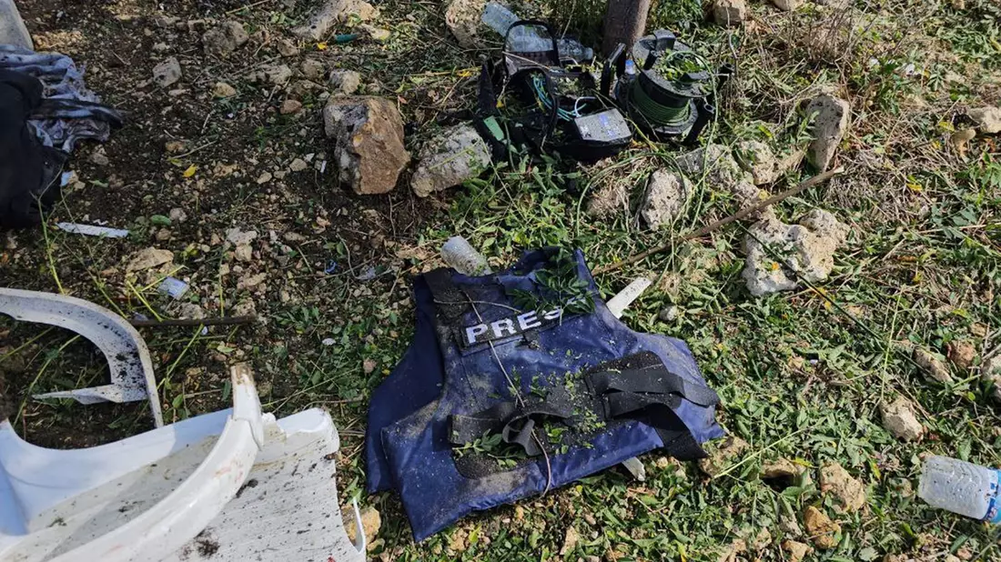 Eine Schutzweste eines Journalisten des pro-iranischen Fernsehsenders Al-Majadin, der laut lokalen Medien bei einem israelischen Angriff getötet wurde. - Bild: Mohammed Zinaty/AP/dpa