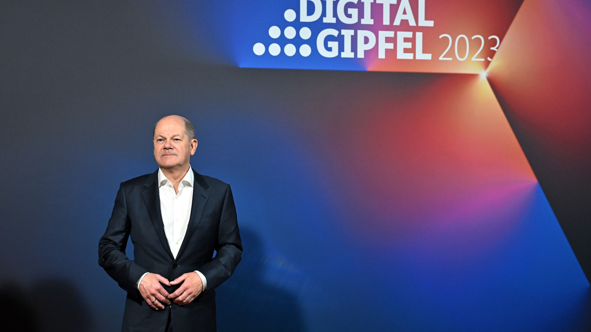 «Sie sehen mich jetzt hier nicht als einen Menschen ohne Zuversicht»: Bundeskanzler Olaf Scholz beim Digital-Gipfel in Jena. - Foto: Martin Schutt/dpa