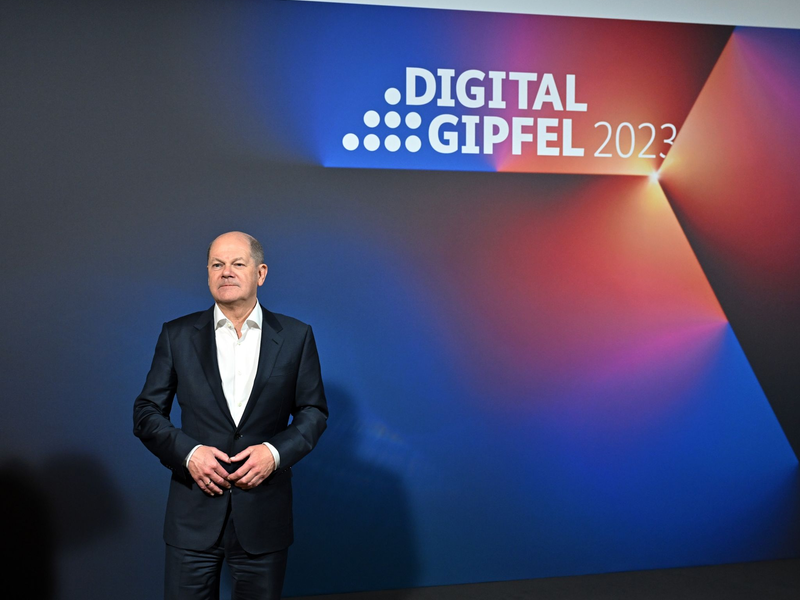 «Sie sehen mich jetzt hier nicht als einen Menschen ohne Zuversicht»: Bundeskanzler Olaf Scholz beim Digital-Gipfel in Jena. - Foto: Martin Schutt/dpa