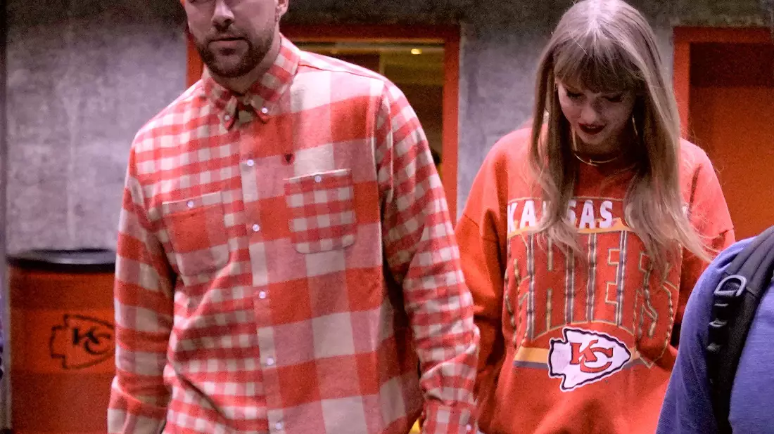 Travis Kelce (l) und Taylor Swift Ende Oktober in Kansas City. - Bild: Charlie Riedel/AP/dpa