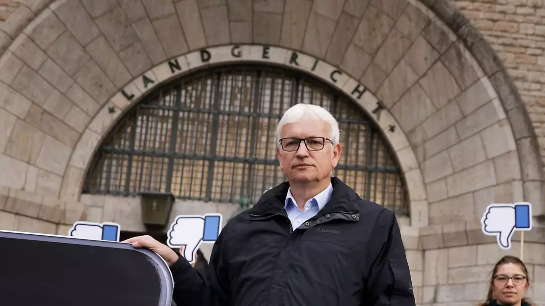 DHU-Geschäftsführer Jürgen Resch vor dem Landgericht Berlin. - Bild: Carsten Koall/dpa