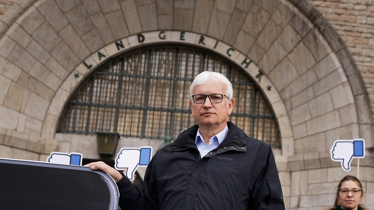 DHU-Geschäftsführer Jürgen Resch vor dem Landgericht Berlin. - Foto: Carsten Koall/dpa
