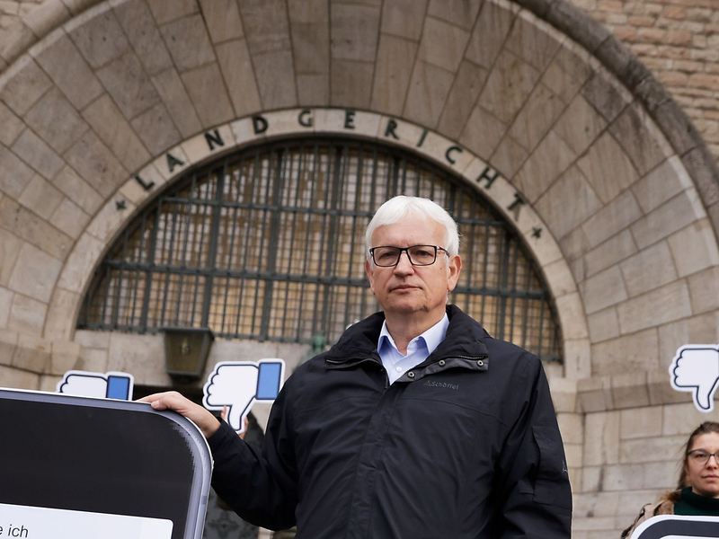 DHU-Geschäftsführer Jürgen Resch vor dem Landgericht Berlin. - Foto: Carsten Koall/dpa