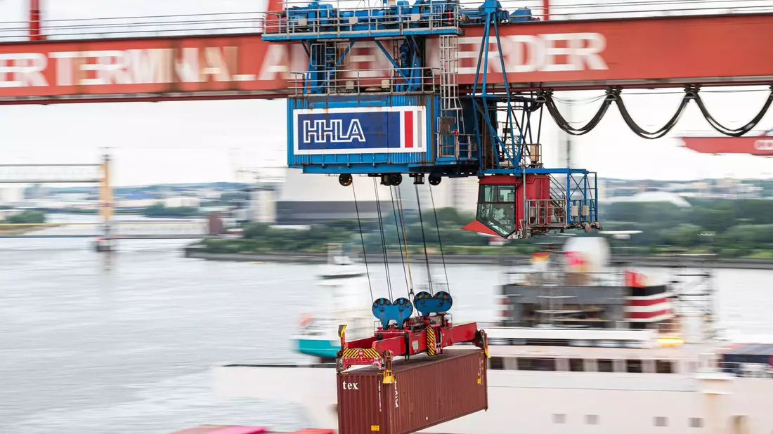 Ein Container wird auf dem Container-Terminal Altenwerder im Hamburger Hafen mit einer Containerbrücke auf ein Schiff geladen. Die Stadt Hamburg und die weltgrößte Linienreederei MSC wollen die HHLA künftig als Gemeinschaftsunternehmen führen. - Bild: Daniel Reinhardt/dpa