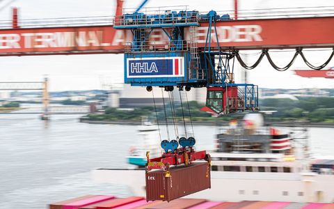 Ein Container wird auf dem Container-Terminal Altenwerder im Hamburger Hafen mit einer Containerbrücke auf ein Schiff geladen. Die Stadt Hamburg und die weltgrößte Linienreederei MSC wollen die HHLA künftig als Gemeinschaftsunternehmen führen. - Foto: Daniel Reinhardt/dpa