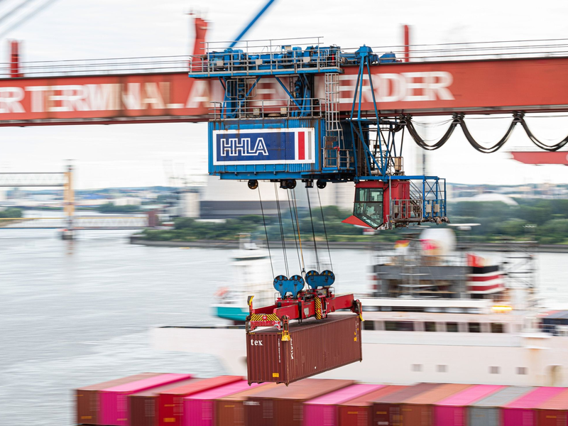 Ein Container wird auf dem Container-Terminal Altenwerder im Hamburger Hafen mit einer Containerbrücke auf ein Schiff geladen. Die Stadt Hamburg und die weltgrößte Linienreederei MSC wollen die HHLA künftig als Gemeinschaftsunternehmen führen. - Foto: Daniel Reinhardt/dpa
