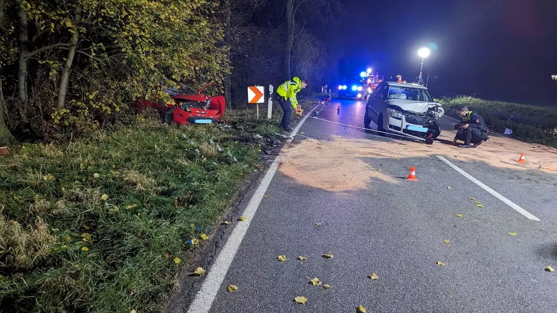 POL-VER: +Zwei Verletzte bei Unfall im Gegenverkehr - Folgeunfall im Rückstau+ - Bild: presseportal.de