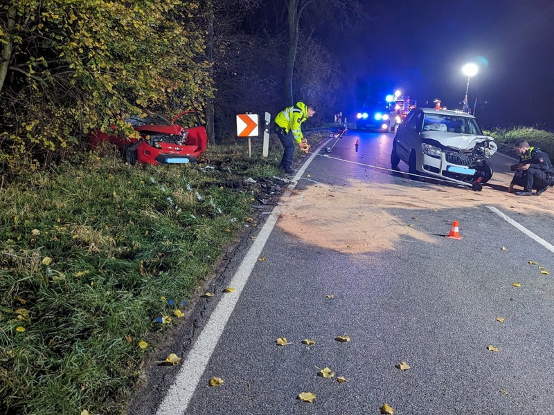 POL-VER: +Zwei Verletzte bei Unfall im Gegenverkehr - Folgeunfall im Rückstau+ - Foto: presseportal.de
