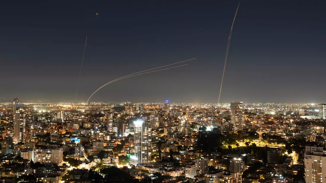 Das israelische Luftabwehrsystem Iron Dome versucht eine aus dem Gazastreifen abgefeuerte Rakete abzufangen. - Bild: Oded Balilty/AP