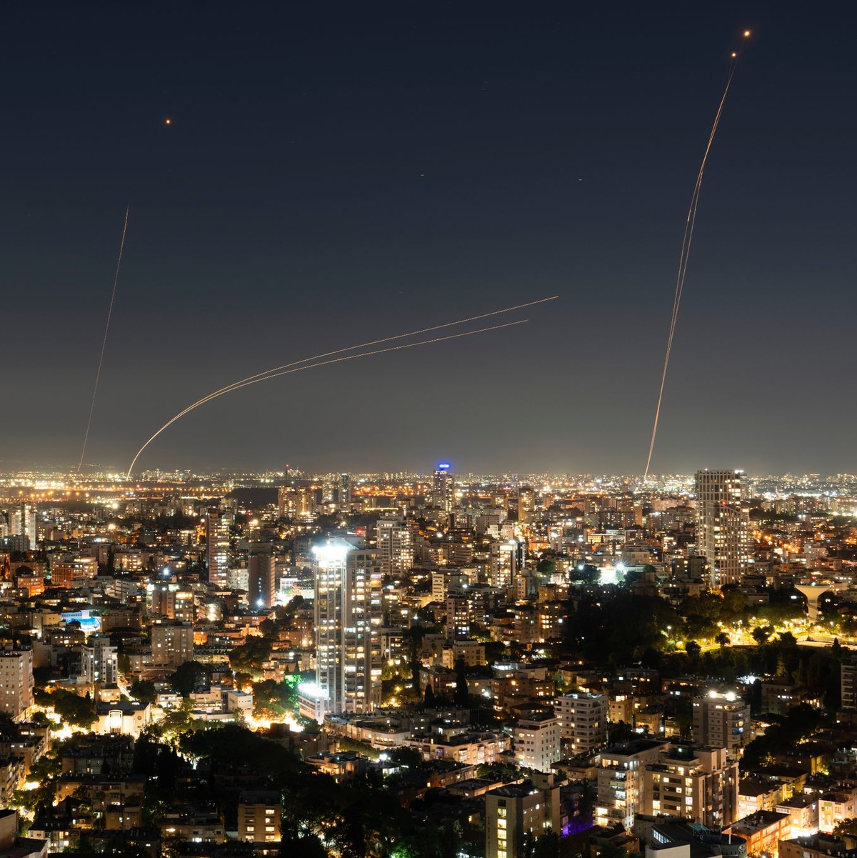 Das israelische Luftabwehrsystem Iron Dome versucht eine aus dem Gazastreifen abgefeuerte Rakete abzufangen. - Foto: Oded Balilty/AP