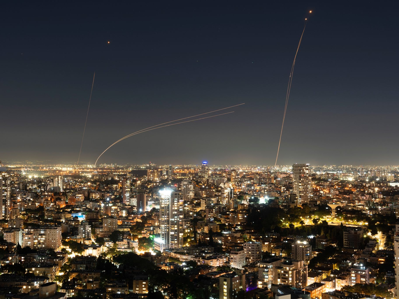 Nach der Entlassung von Verteidigungsminister Galant gingen in Israel zahlreiche Menschen gegen die Regierung von Ministerpräsident Netanjahu auf die Straße.   - Foto: Oded Balilty/AP
