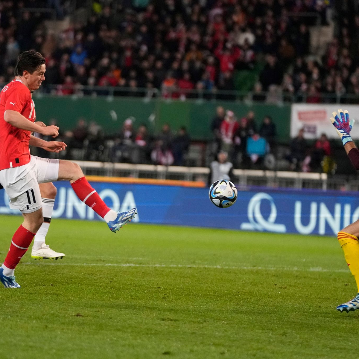Kevin Trapp (r) stand als Ersatzmann von Marc-André ter Stegen im DFB-Tor. - Foto: Matthias Schrader/AP/dpa