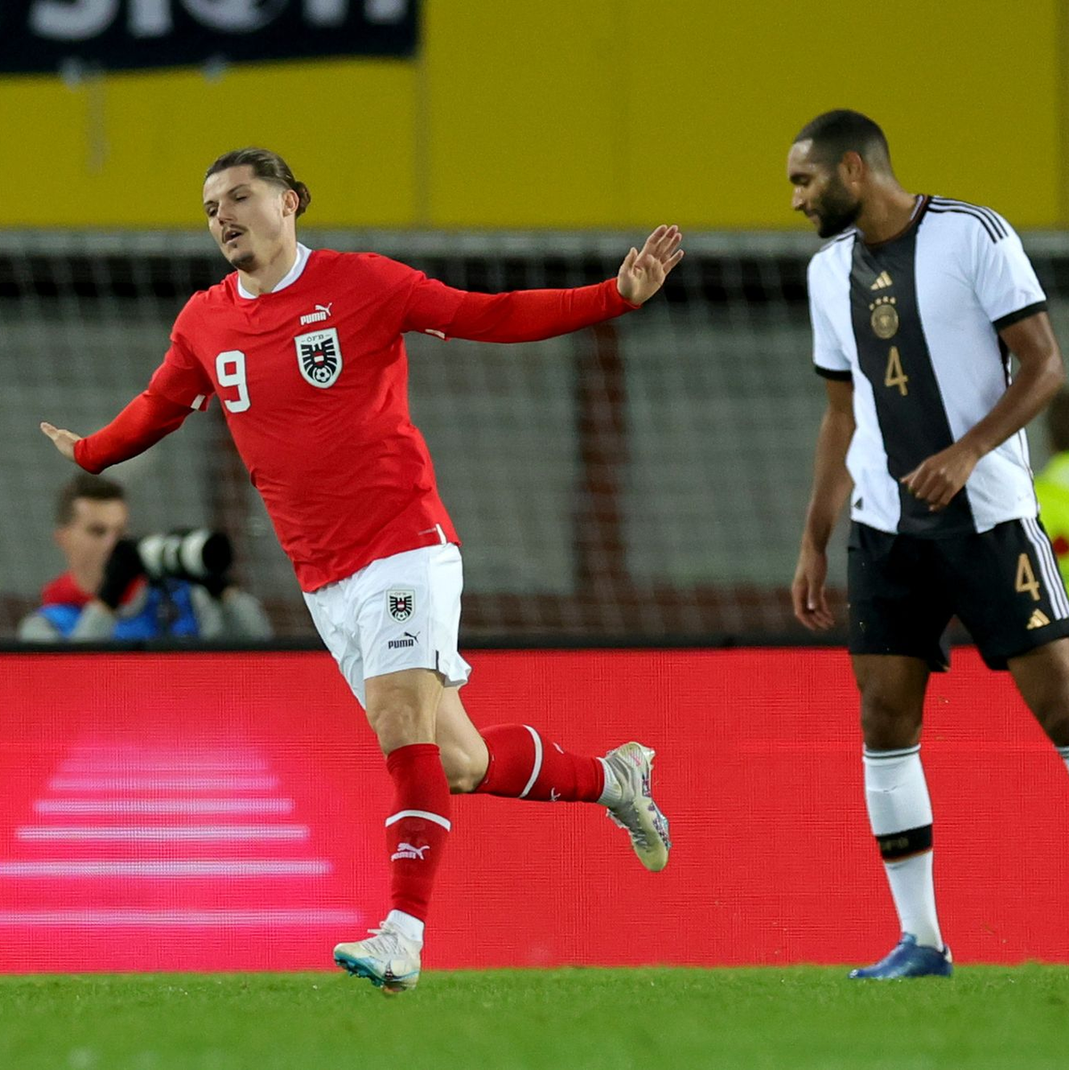 Traf für Österreich zum 1:0: BVB-Profi Marcel Sabitzer (l). - Foto: Christian Charisius/dpa
