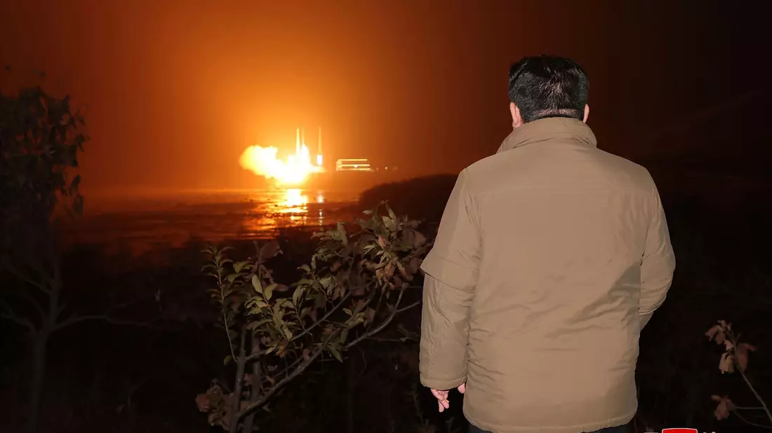 Der nordkoreanische Machthaber Kim Jong Un beobachtet den Start einer Rakete vom Typ «Chollima-1». Der Inhalt dieses Bildes kann nicht unabhängig verifiziert werden. - Bild: Uncredited/KCNA/KNS/dpa