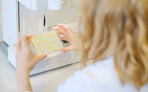 Laut der Studie gibt es dennoch eine Kluft zwischen der Sichtbarkeit weiblicher und männlicher Forschender. - Foto: Ole Spata/dpa