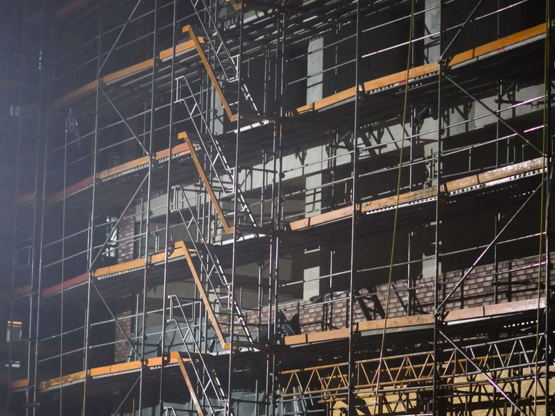 Die Baubranche steckt in der Krise. - Foto: Julian Stratenschulte/dpa