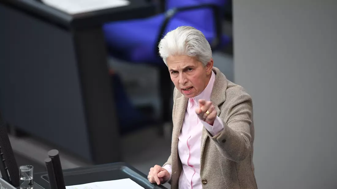 «Das Sondervermögen Bundeswehr in Höhe von 100 Milliarden Euro bleibt weiter vorhanden, da es im Grundgesetz verankert ist. Hier gibt es keine Auswirkungen des Urteils», sagt Marie-Agnes Strack-Zimmermann. - Bild: Kilian Genius/dpa