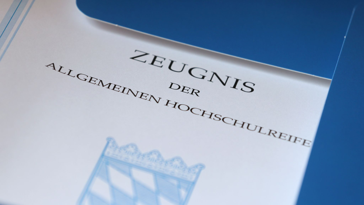 Laut dem Bundesverfassungsgericht können Zeugnisvermerke im Sinne einer Chancengleichheit geboten sein.
Sie dürften dann aber nicht nur auf Legasthenikerinnen und Legastheniker begrenzt werden. - Foto: Karl-Josef Hildenbrand/dpa