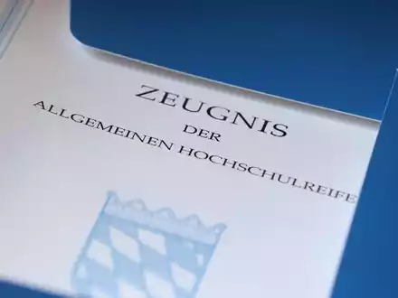 Laut dem Bundesverfassungsgericht können Zeugnisvermerke im Sinne einer Chancengleichheit geboten sein.
Sie dürften dann aber nicht nur auf Legasthenikerinnen und Legastheniker begrenzt werden. - Foto: Karl-Josef Hildenbrand/dpa