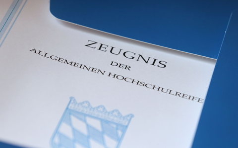 Laut dem Bundesverfassungsgericht können Zeugnisvermerke im Sinne einer Chancengleichheit geboten sein.
Sie dürften dann aber nicht nur auf Legasthenikerinnen und Legastheniker begrenzt werden. - Foto: Karl-Josef Hildenbrand/dpa
