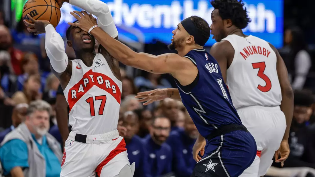 Orlandos Jalen Suggs (M) foult Torontos Dennis Schröder (17). - Bild: Kevin Kolczynski/AP/dpa