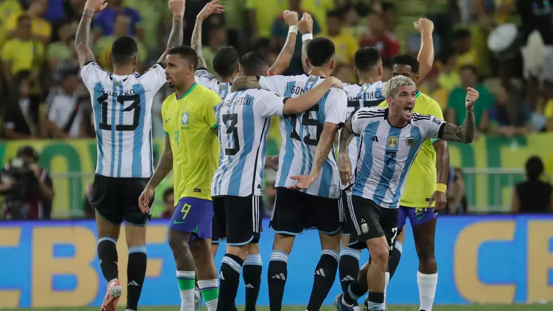 Die argentinischen Spieler feiern den 1:0-Sieg ihrer Mannschaft. - Bild: Bruna Prado/AP