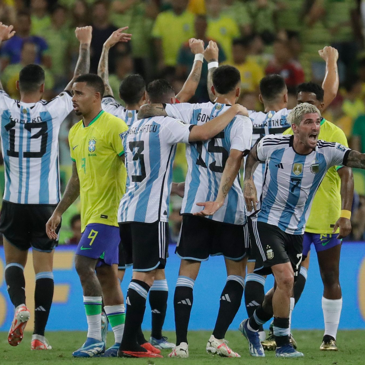 Die argentinischen Spieler feiern den 1:0-Sieg ihrer Mannschaft. - Foto: Bruna Prado/AP