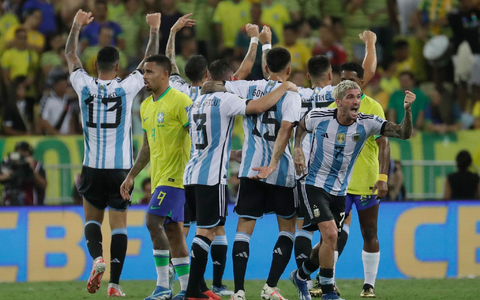 Die argentinischen Spieler feiern den 1:0-Sieg ihrer Mannschaft. - Foto: Bruna Prado/AP