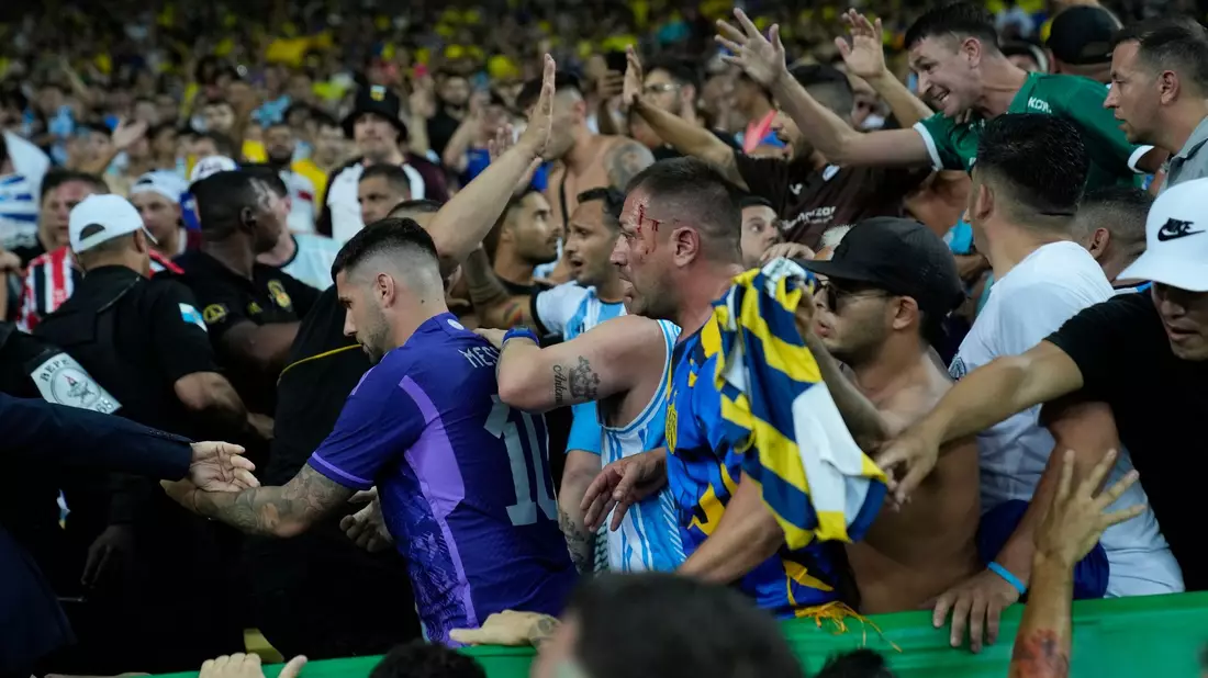 Vor dem Spiel zwischen Brasilien und Argentinien kam es auf den Tribünen zu gewaltsamen Auseinandersetzungen. - Bild: Silvia Izquierdo/AP/dpa