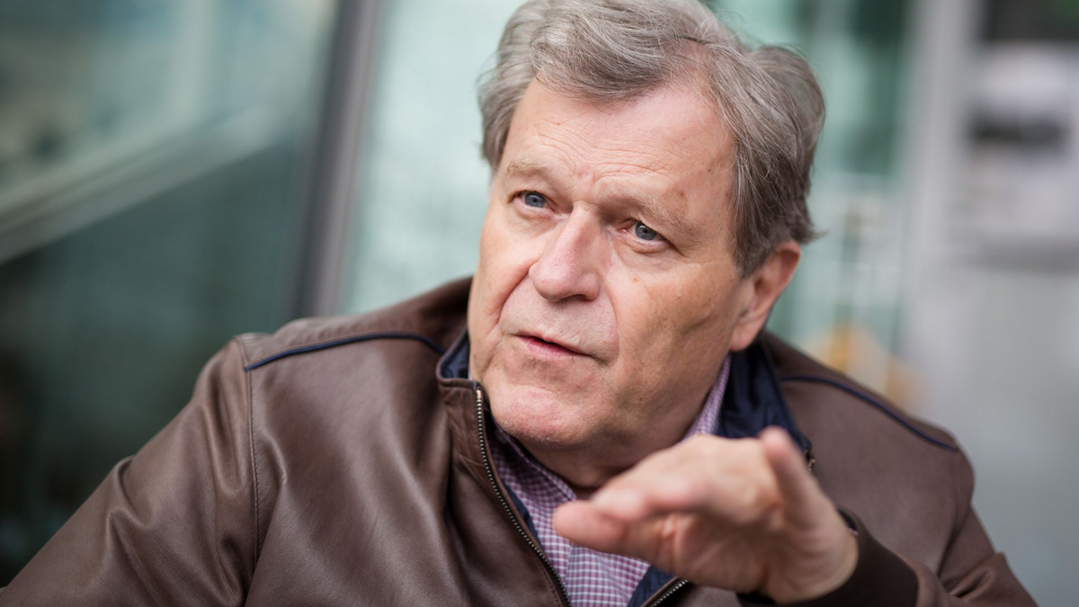 Der ehemalige Mercedes-Motorsportchef Norbert Haug spricht über die Enttäuschungen und Überraschungen der Saison. - Foto: Christoph Schmidt/dpa