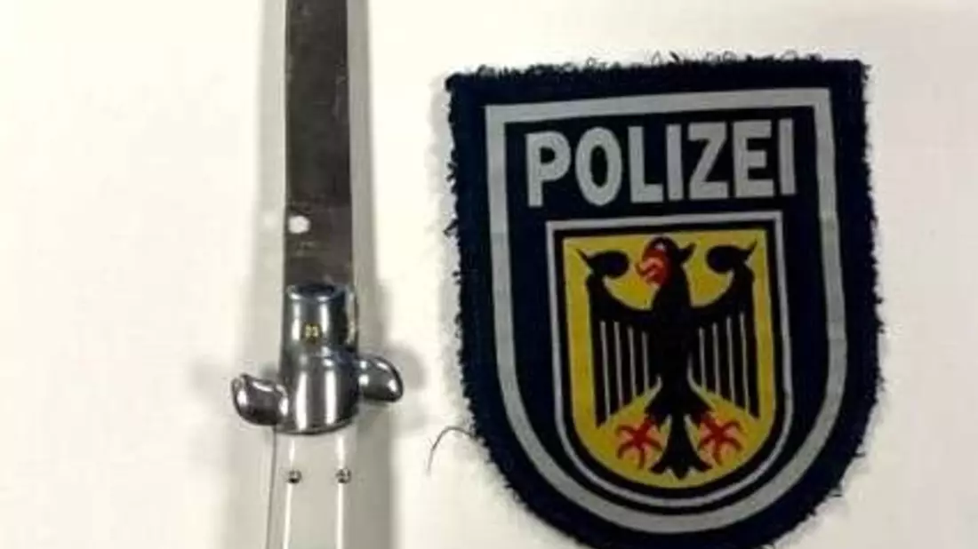 BPOL NRW: Ich bin mir nicht sicher - Bundespolizisten finden Messer auf - Bild: presseportal.de