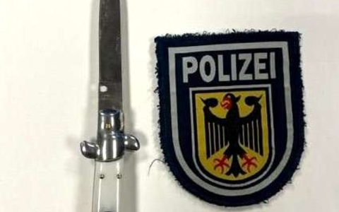 BPOL NRW: Ich bin mir nicht sicher - Bundespolizisten finden Messer auf - Foto: presseportal.de