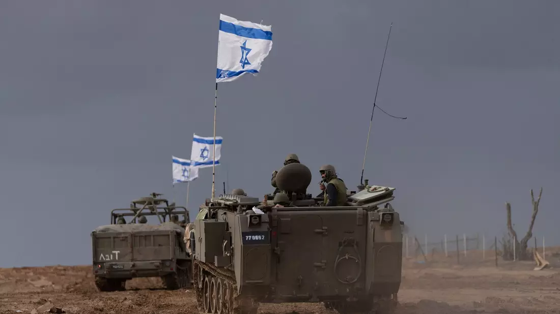 Israelische Soldaten manövrieren gepanzerte Militärfahrzeuge entlang der israelischen Grenze zum Gazastreifen. - Bild: Ohad Zwigenberg/AP/dpa