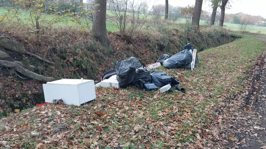 POL-SE: Appen - Unerlaubter Umgang mit Abfall - Unbekannte entsorgen ihren Müll am Feldweg - Polizei sucht Zeugen - Bild: presseportal.de