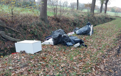 POL-SE: Appen - Unerlaubter Umgang mit Abfall - Unbekannte entsorgen ihren Müll am Feldweg - Polizei sucht Zeugen - Foto: presseportal.de