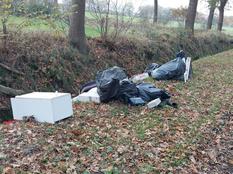 POL-SE: Appen - Unerlaubter Umgang mit Abfall - Unbekannte entsorgen ihren Müll am Feldweg - Polizei sucht Zeugen - Foto: presseportal.de