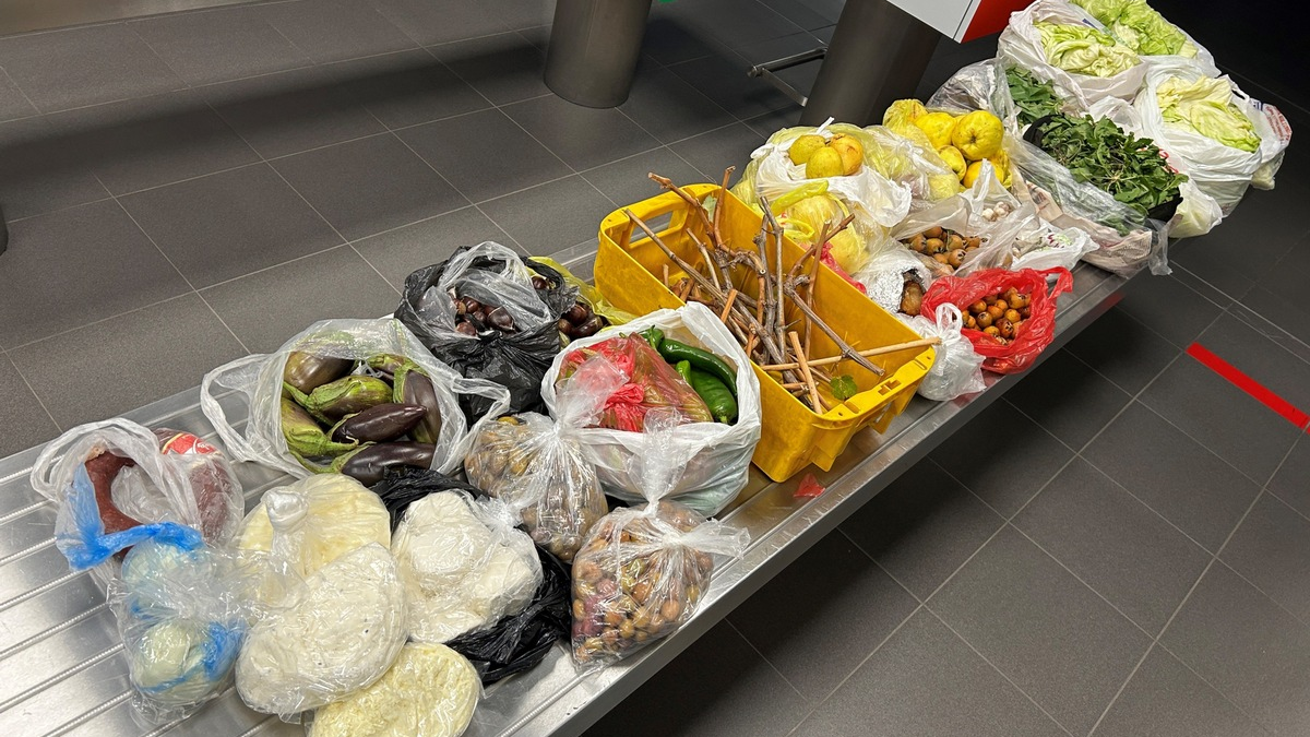 HZA-SB: Verbotene Lebensmittel im Reisegepäck/Rund 50 Kilogramm aus dem Verkehr gezogen - Foto: presseportal.de