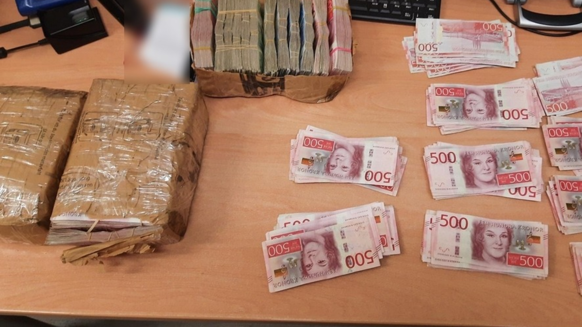 BPOL-FL: Handewitt - Eingeschweißte Pakete enthalten 2,5 Millionen schwedische Kronen - Foto: presseportal.de