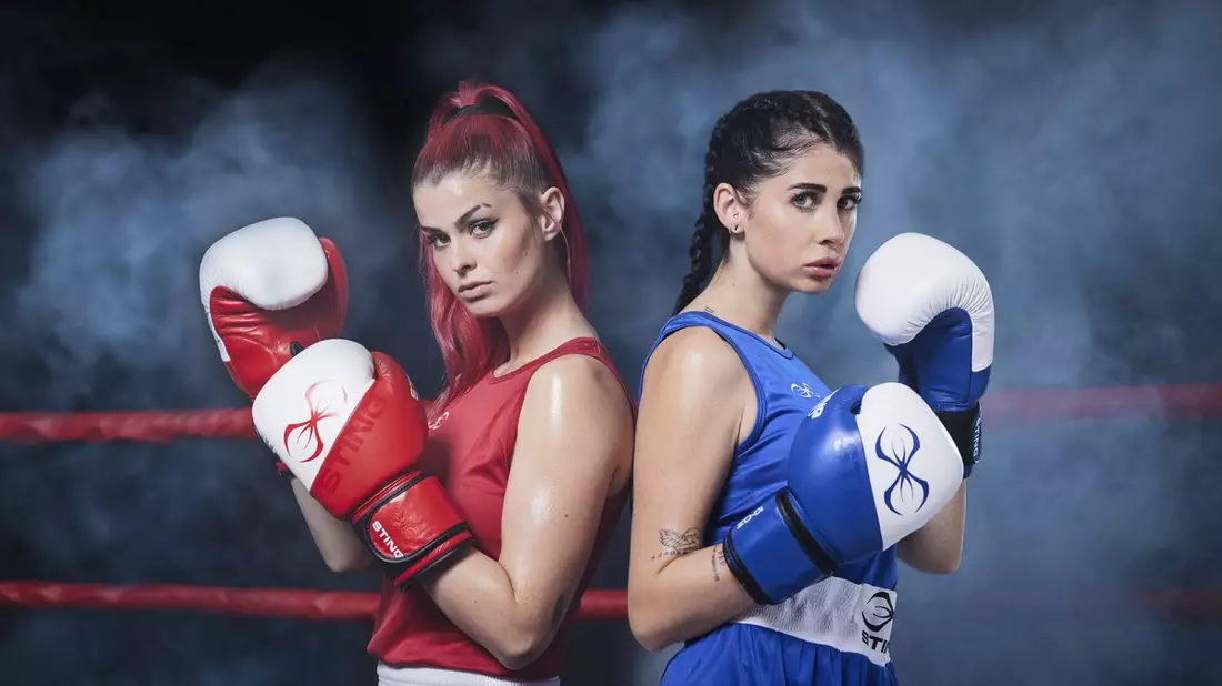 Kampf- statt Tanzeinlage der Content Creatorinnen bei The Great Fight: Anna Gazanis gegen Kathiyessir - Bild: © Joyn/Marc Rehbeck Dieses Bild darf honorarfrei für redaktionelle Zwecke und nur im Rahmen der Berichterstattung zu The Great Fight Night verwendet werden. Verwendung nur mit vollständigem Copyrightvermerk. Das Foto darf nicht verändert, bearbeitet und
