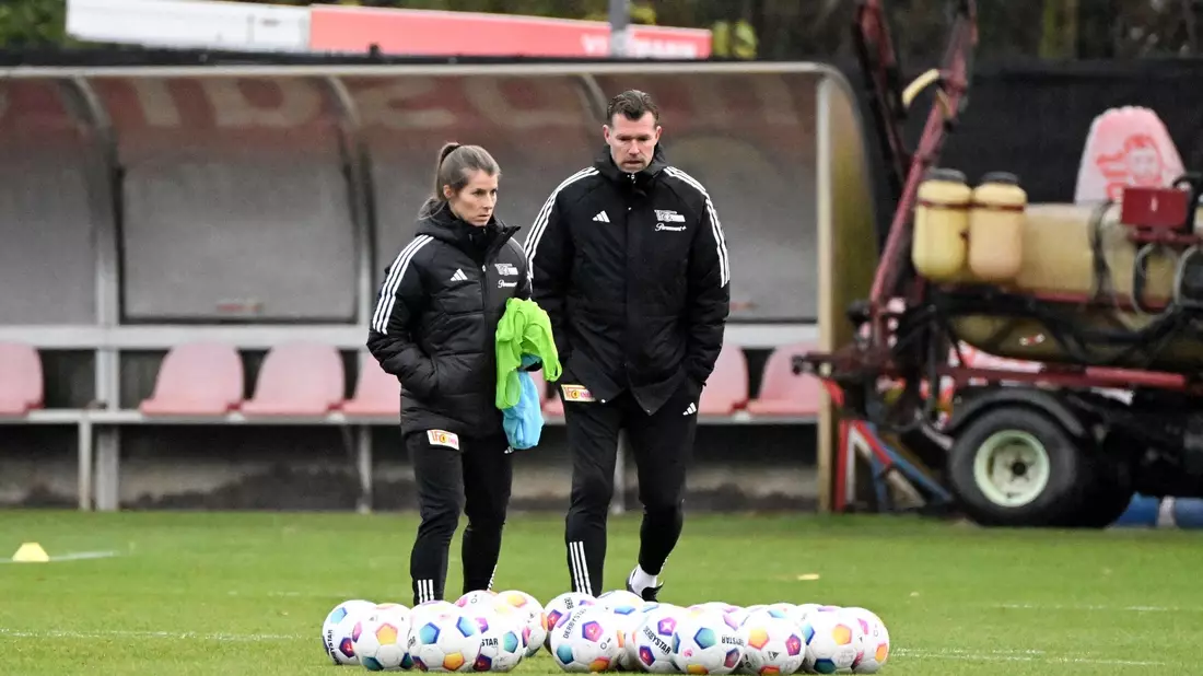 Interimstrainer Marco Grote und Co-Trainerin Marie-Louise Eta bereiten eine Trainingseinheit vor. - Bild: Matthias Koch/dpa